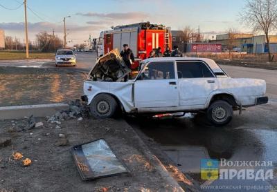 Ни столба, ни капота: в Волжском «семёрка» снесла световую опору у пивзавода