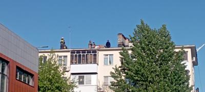 В Волгограде загорелась крыша многоэтажки