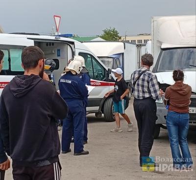 В Волжском лихач на «Opel Astra» врезался в «ГАЗель», которую ремонтировали рабочие