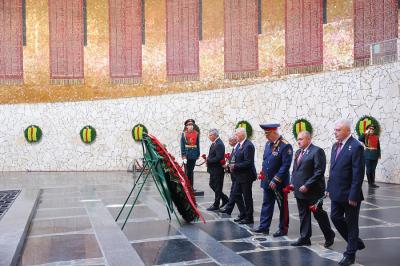 Волгоградцы отдают дань памяти героям на Мамаевом кургане