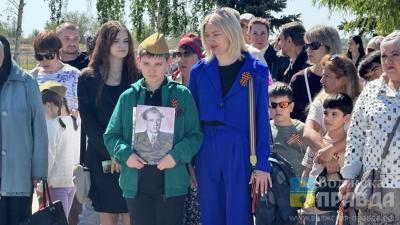 «Лишь бы жить по правде»:  митинг в честь 80-летия Победы объединил сотни горожан