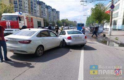«Буханка» опрокинулась и вспыхнула: госавтоинспекторы опубликовали видео тройного ДТП в Волгограде
