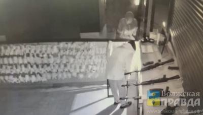 Отжали складные ворота и просочились: в Волжском минувшей ограбили два тира