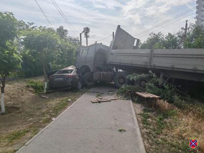 В Волгограде в раздавленной «МАЗом» «Мазде» чудом выжила женщина