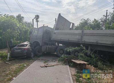 МАЗ наехал на Мазду: в Волгограде грузовик снёс лавку и врезался в легковую