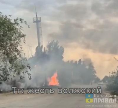 В Волжском горит транспортная база рядом с «Цветущим садом»