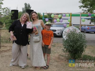 Лотерея, саксофон и телехиты: на ул. Карбышева, 57 волжане отметили «День соседей»