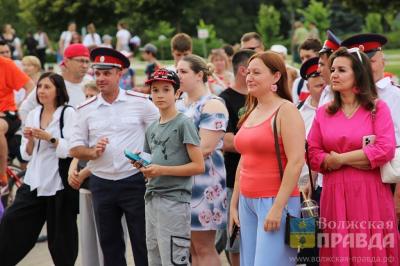 День России в Волжском отметили концертом и флэшмобом