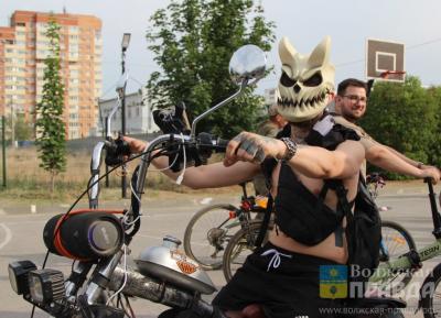 Дитя тьмы и багажник с черепом: по Волжскому прокатился 13-й веломаскарад, посвящённый Дню России