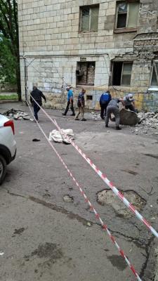 В Волжском устраняют последствия осыпания фасада одного из домов