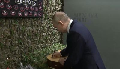 По просьбе волжанки Владимир Путин подписал гитару