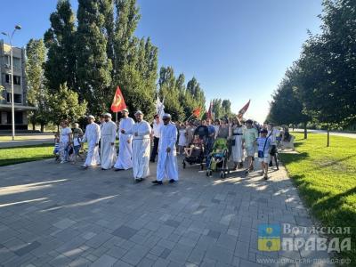 Батюшки в шляпах, ромашки на груди: В Волжском Парад семей объединил почти пять сотен горожан