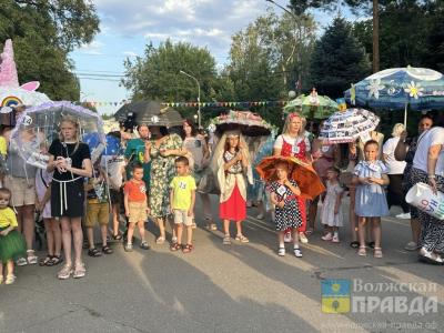 Единороги, Ахтуба и Уэнздей Адамс: В Волжском в честь Дня города впервые прошёл фестиваль зонтиков