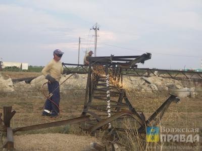 В Волжском продолжают устранять последствия урагана