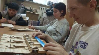 На круглом столе в Волжском обсудили успехи «особенных мастеров»