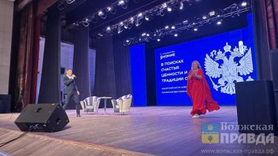 Антон Макарский в Волжском отжимался, пел и учил быть счастливым