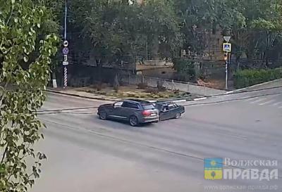 В Волжском на перекрестке смерти легковая не уступила кроссоверу