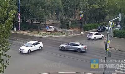 Влетел клумбу, снёс турникет, тормознул на тротуаре: в Волжском кроссовер не уступил универсалу