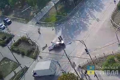 В Волжском грузовик-пятитонник снёс легковушку