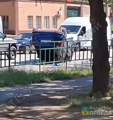 Перевернулась и чуть не легла на турникет: в Волжском серьёзное ДТП на Логинова