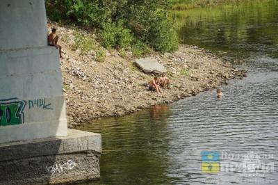 За 5 лет 6 погибших: в Волжском зелёновский мост оградят от прыгунов