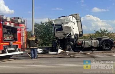 Кабины всмятку: в Волгограде в лобовом столкновении фуры с самосвалом погиб водитель