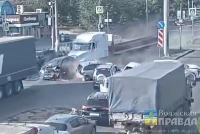 В Волгограде в жутком ДТП американский тягач снёс 7 легковых