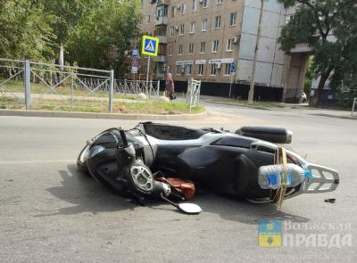 На квадратном кольце Волжского мотогонщик вписался в кроссовер