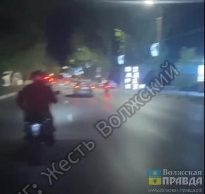 Плевать на жезлы: в Волжском опять порезвились питбайкеры
