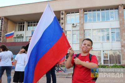 В Волжском День флага отметили флешмобом и  концертами