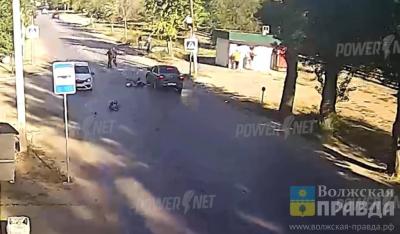 Отбросило и крутануло обоих: в Волжском сбили мать с 4-летним ребёнком