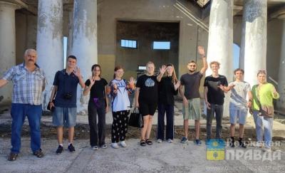Фазаны, сучкорез и молебен: у Мортуария в Волжском прошел мистический субботник