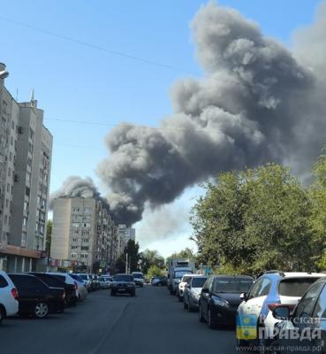 100 спецов и 41 единица техники: пожар на рынке в Волгограде вырос до 3000 квадратов