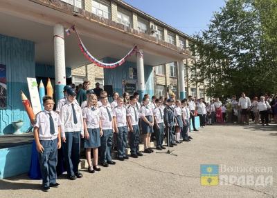 Чарли Чаплин, оранжевые самолётики и стихи: как День знаний отметили в волжской школе №19