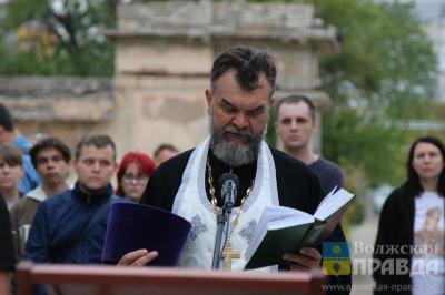 Перевернувшийся автобус и программа экскурсий: в Мортуарии Волжского прошёл молебен по усопшим