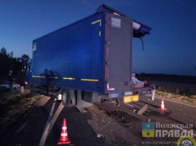 Полфургона на капоте: в Волгоградской области микроавтобус протаранил многотонник