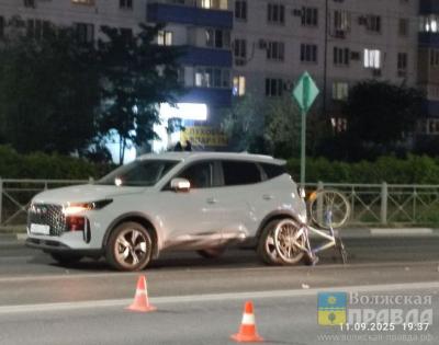 Упал колёсами вверх: в Волжском «тринадцатая» снесла велосипедиста