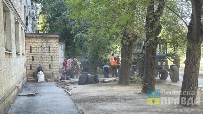 «Я выгребу мусор, а через два дня картина повторяется»: волжане навели порядок у проблемного экс-общежития