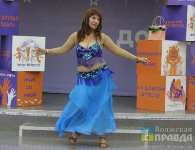 Дефиле и танец живота: в Добро.Центре Волжского прошёл серебряный марафон ко дню пожилого человека