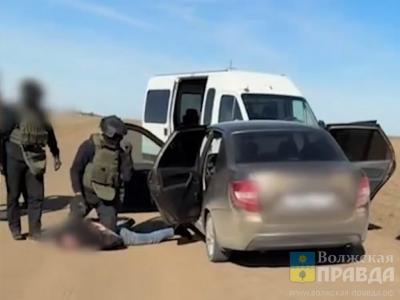 Два пистолета и ружьё: появилось видео задержания зачинщиков массовой драки со стрельбой в Волжском