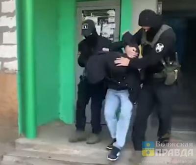 В трусах и «мордой в пол»: в Волжском задержали дроповода, открывавшего счета для мошенников