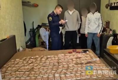 Более 145 карт и 800 тысяч рублей: трое молодых волжан убеждали людей открывать счета для денежных афер