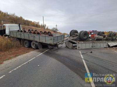 БМВ всмятку, водитель погиб: под Волгоградом легковая врезалась в «КамАЗ»