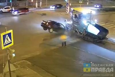 В Волгограде пьяный водитель «Форд Фокус» хотел снести асфальтоукладчик