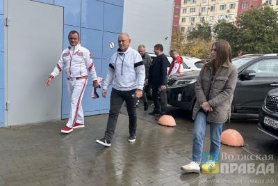 Глава Волжского дал старт чемпионату по хоккею, символически введя шайбу в игру