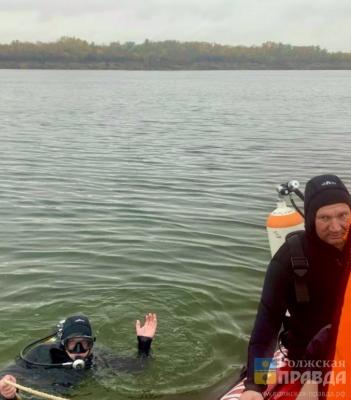 Перевернулась 3 дня назад: в Волгоградской области водолазы ищут выпавшего из лодки рыбака