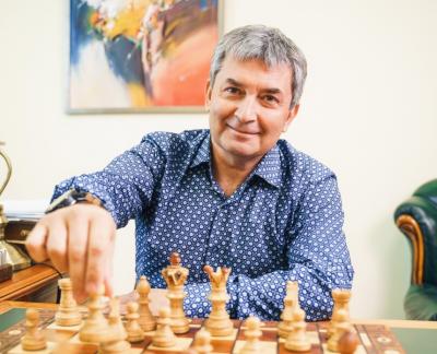 Поздравления, итоги и движение вперед: губернатор Андрей Бочаров отмечает 56-летие