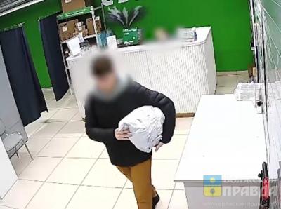 Деньги и украшения матери, отправленные школьницей из Волжского мошенникам, получил 20-летний москвич