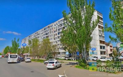 Ехал по тротуару: в Волжском «Лада Веста» сбила электросамокатчика