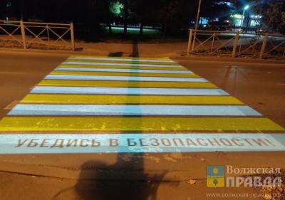 Пялятся в гаджеты и болтают: волжанка в шоке от мам и пап на пешеходных переходах